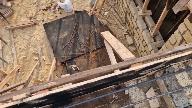 Строим дом на даче. Стройка первого этажа дома. Заливка бетона первого этажа. смотреть онлайн