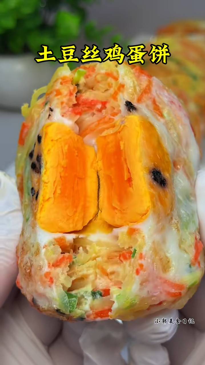 блинчики с тертым яйцом и картофелем на завтрак хрустящие снаружи и клейкие внутри, с овощами и яйца смотреть онлайн