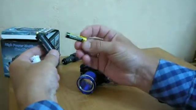 Налобный фонарь MX T07 с универсальным питанием 1 аккумулятор 18650 или от 3 батареек ААА смотреть онлайн
