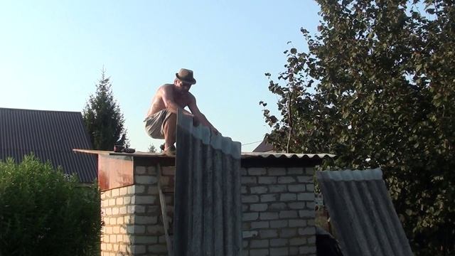 Лето жаркое// Дошли руки до сарая// Подготовил к разбору сарайку смотреть онлайн