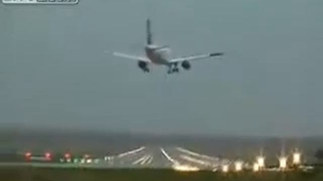 Посадка самолета при сильном ветре смотреть онлайн