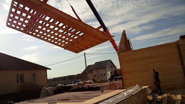 Подъем элемента стропильной конструкции краном смотреть онлайн