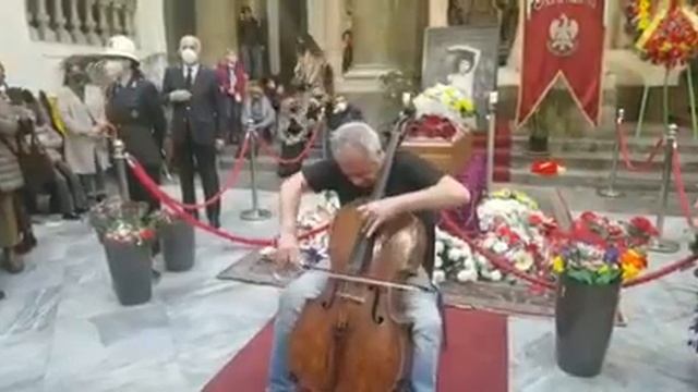 Giovanni Sollima suona al funerale di Letizia Battaglia смотреть онлайн