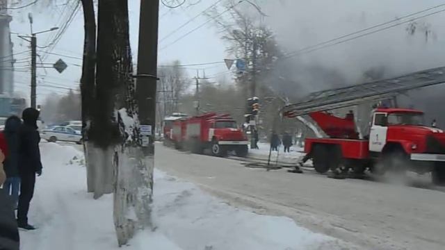 В Кирове горел деревянный дом, рядом с "Крином" смотреть онлайн