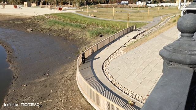 Иду по мосту через реку Коломенка, воды снова нет в реке... Очень странно... смотреть онлайн