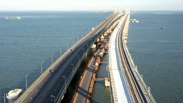 Крымский мост(28.06.2019) Мост и АРКИ на закате Рабочий мост разбирают Укладка РЕЛЬСОВ смотреть онлайн