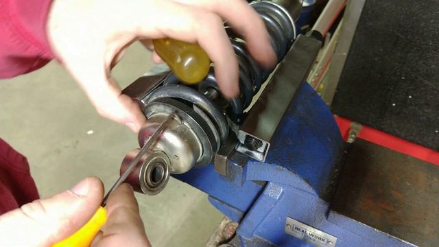How to change shock spring on KLX 110 | Tusk Shock Spring Compressor смотреть онлайн