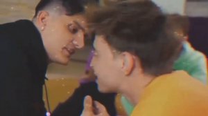 Жёсткий поцелуй 🤤♥️♥️