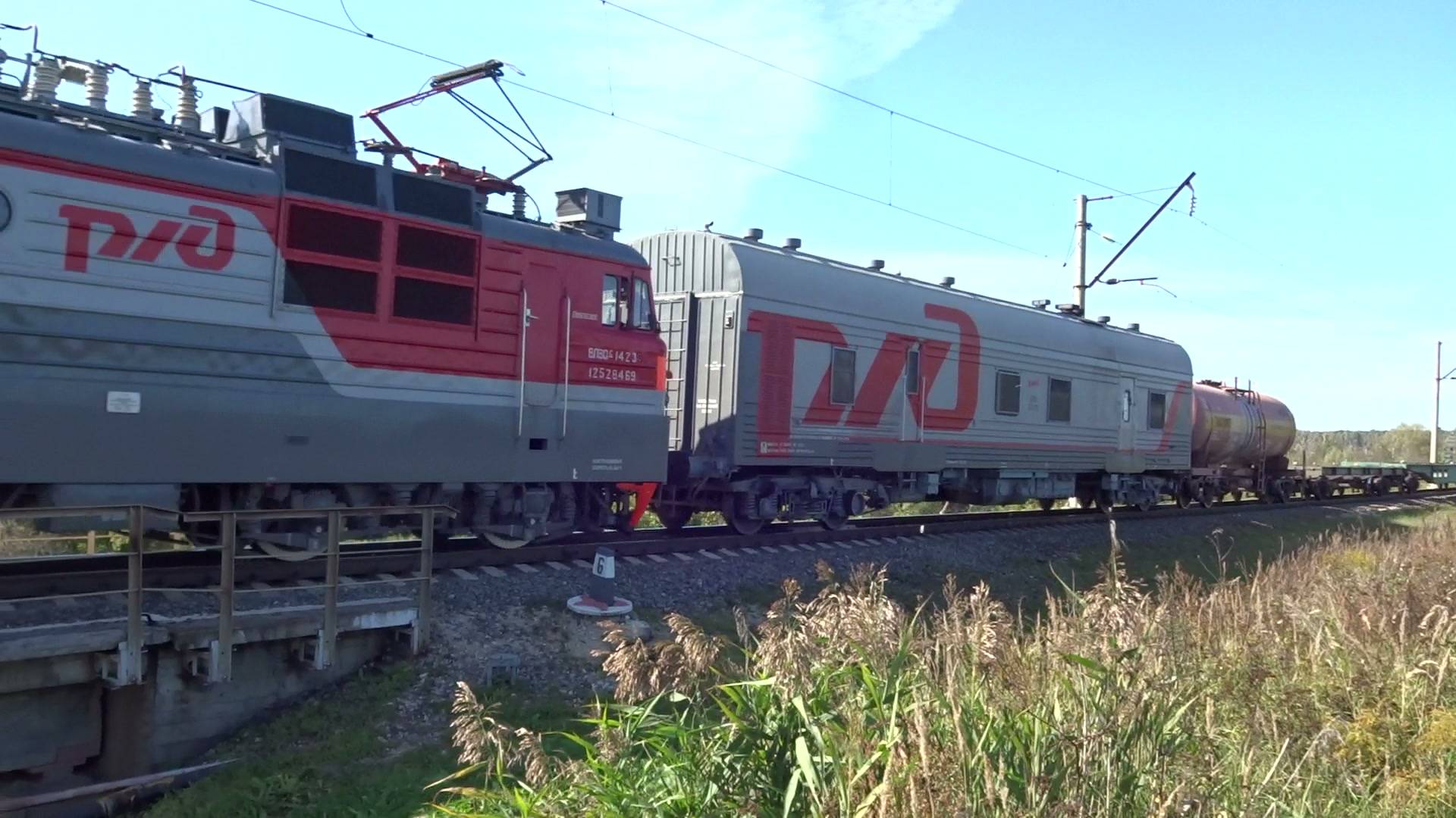 Электровоз ВЛ80с-1423 с грузовым поездом на перегоне пост 323-й километр - Чаглово смотреть онлайн