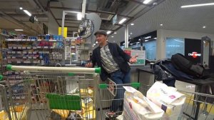 Борзый охранник быкует и уезжает в отдел полиции!!! Нефтеюганск 2021.