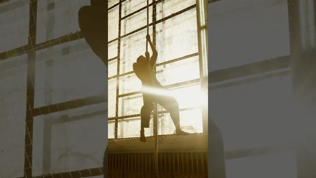 A men trying to rope climbing in his exercise part смотреть онлайн