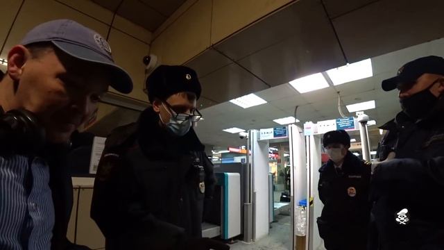 МУСОРА И БЕЗОПАСНИКИ КУРСКОГО ВОКЗАЛА ТВОРЯТ ТРЭШАК!!! смотреть онлайн