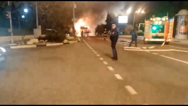 В Сочи во время движения загорелся рейсовый автобус МАЗ смотреть онлайн