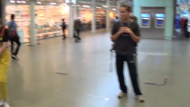 Passenger Takes Out Frustation on Piano - Train Cancellation Blues смотреть онлайн