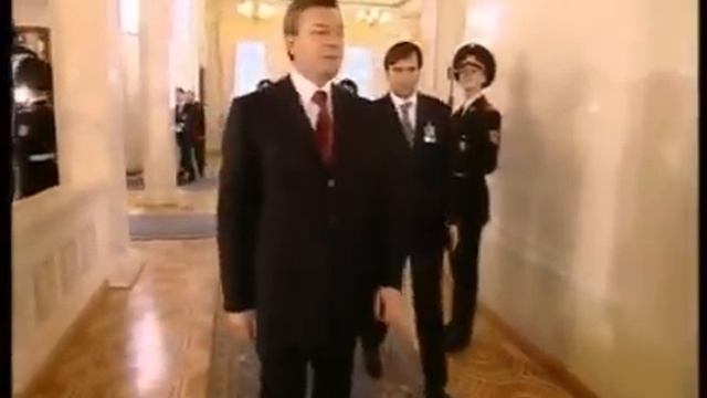 Янукович и дверь