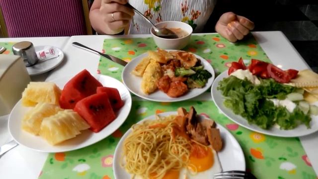 А вот так мы с мамой завтракаем) смотреть онлайн