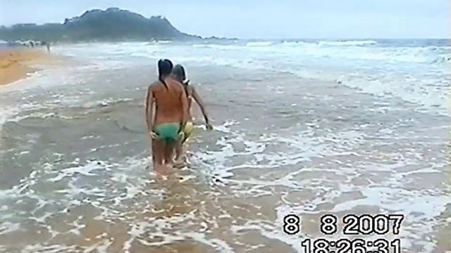 Купание в шторм🌊и отдых на берегу🎪фрагмент архивного видео 📼 смотреть онлайн