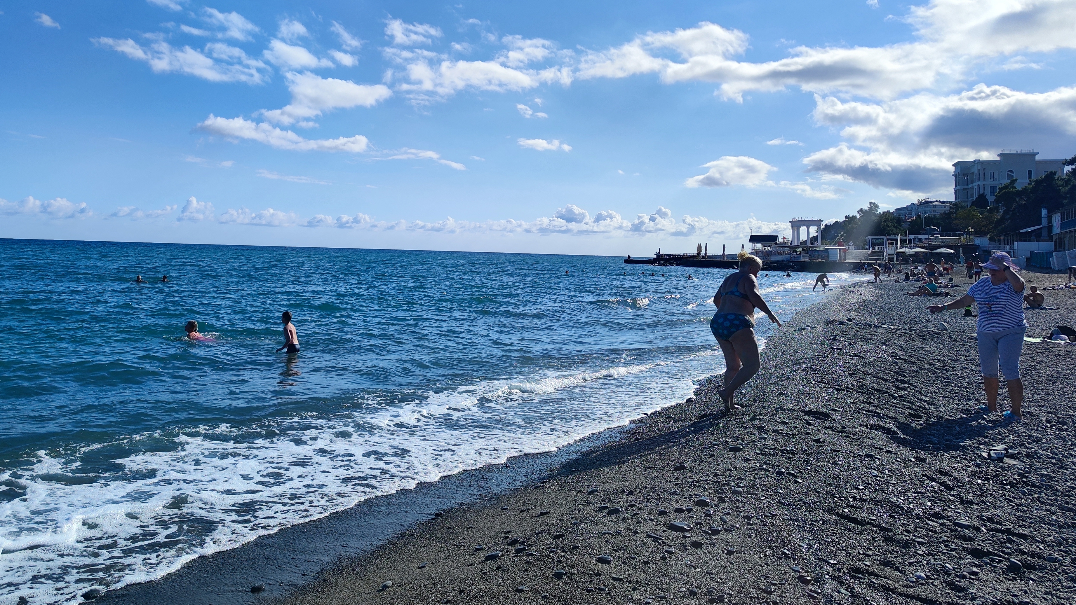 Бархатный сезон в Крыму Центральный пляж Алушты начало октября 2024 смотреть онлайн