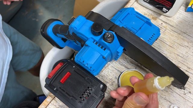 How to add oil to Mini Electric Chainsaw смотреть онлайн