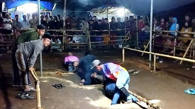 Gagak hitam vs Derek pertandingan seru tarik tambang pemain sampai pingsan смотреть онлайн