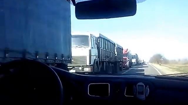 Очередь машин на вьезд в Крым(Чонгар) -часть 1 смотреть онлайн
