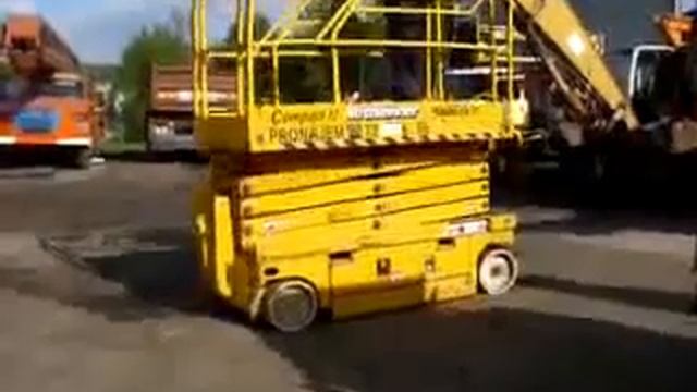 Ножничный подъемник Haulotte Compact 12 смотреть онлайн