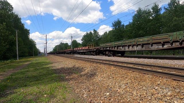 "Редкость!" Электропоезд ЭП2Д-0125 (по неправильному пути)+2М62-1043 плетётся с хоз. поездом. смотреть онлайн