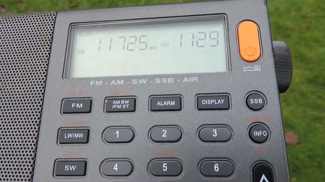 XHDATA D-808 Vs Tecsun PL-880 Internal Antenna Comparison - 11725 KHz Radio New Zealand Int