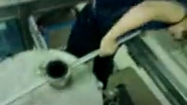 Пацан собрался сам поднять крышку ржач The kid was going to lift the lid itself laughing смотреть онлайн