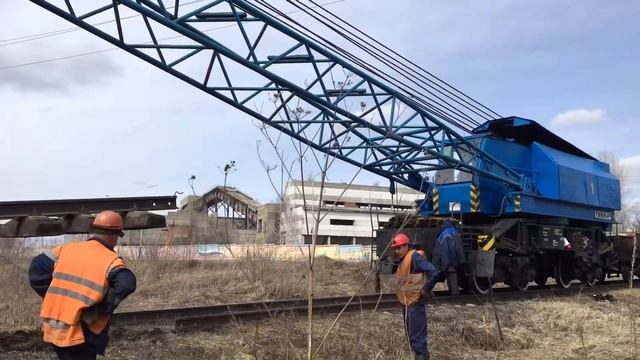 ЕДК-300/2, работа под ЛЭП (6000) железобетонное звено 9т. Работа на полном вылете стрелы смотреть онлайн