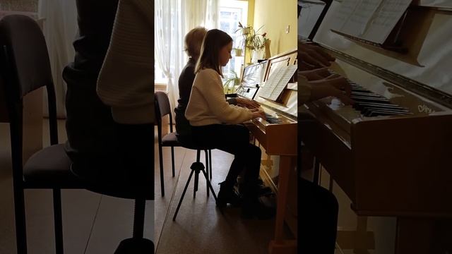 Дж. Гершвін "Плескай в долоні" . Виконують Вероніка Чулкова (4 рік навч.), Ольга Семеренко. смотреть онлайн