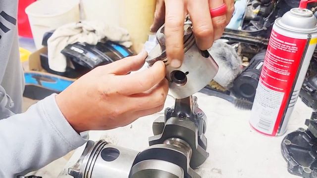 Mercury Outboard: New Rings installed & Piston Cleaning смотреть онлайн
