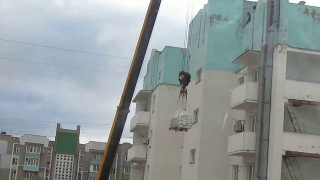 Liebherr LTM 1055-3.1 - Подъем груза на 9-ти этажное здание
