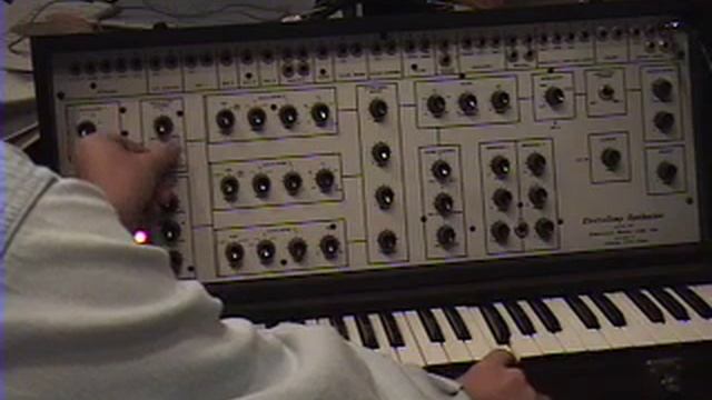 EML 101 Oscillator Noodle смотреть онлайн