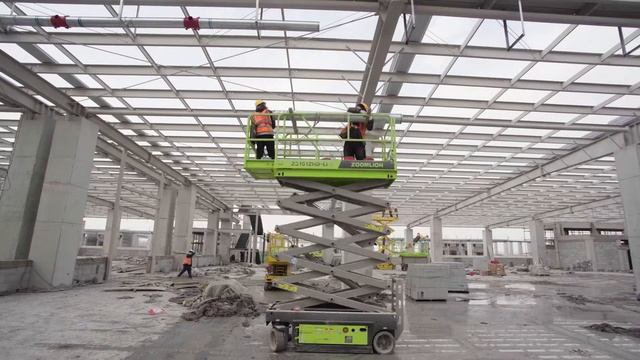 ZOOMLION Scissor Fleet Working in Aerospace Industrial Park смотреть онлайн