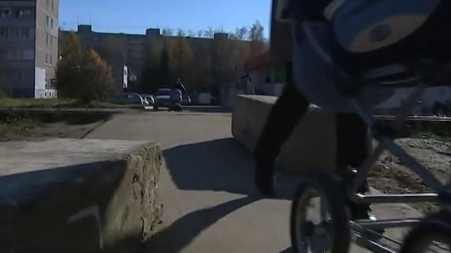 В Брагине нерадивые автолюбители начали ездить прямо по пешеходной дорожке смотреть онлайн