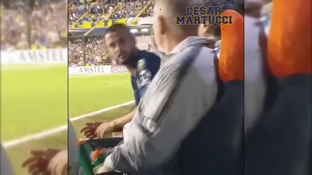 Benedetto y Tevez 'a las piñas' en el banco de suplentes смотреть онлайн
