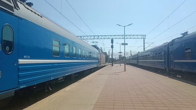 ЧС4т-599 с поездом Минск-Адлер отправляется со станции Минск пасс. смотреть онлайн