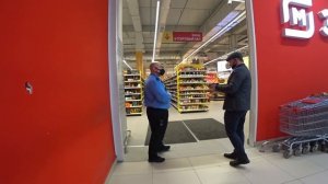 Две тупые кассирши пытаются звать на помощь сторожа Сахиба