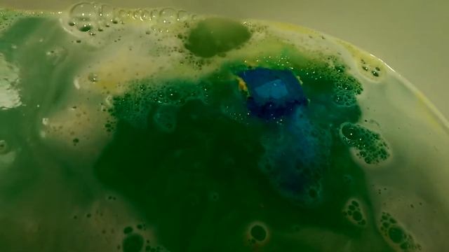 Golden Wonder bath bomb by LUSH Cosmetics😆 смотреть онлайн