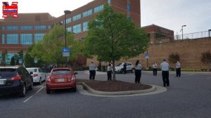 Американские полицейские аплодируют работникам госпиталя.