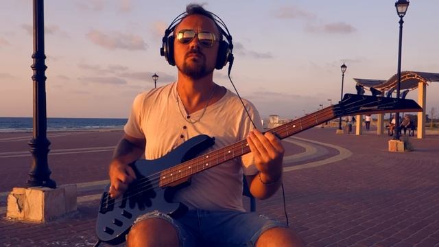 Fredguitarist злобно высекает на бас гитаре смотреть онлайн