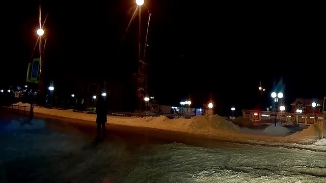 писающий мальчик возле здания суда смотреть онлайн