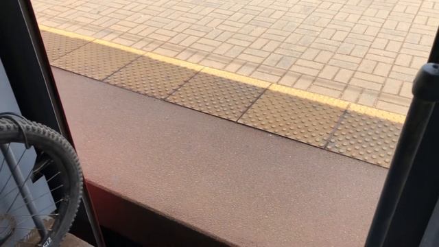 ОСТОРОЖНО, ДВЕРИ ЗАКРЫВАЮТСЯ! (МИНУС УШИ) смотреть онлайн