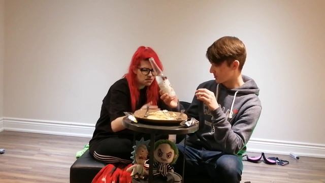 Вегетариана из Канады пробует русскую еду | Canadian tries Russian food | Vlog#84 part 1 смотреть онлайн