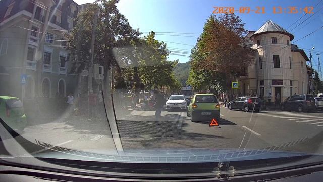 Accident rutier pe o trecere de pietoni în centrul orașului Piatra Neamț смотреть онлайн