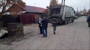 ПЕНСИОНЕРКА СТАЛА ЖЕРТВОЙ МУСОРОВОЗА?