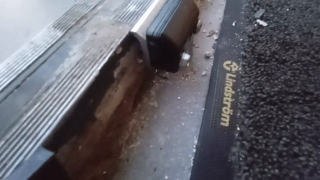 Ремонтируем двери с ручками антипаника #секретыоконщика #секретыоконщика смотреть онлайн