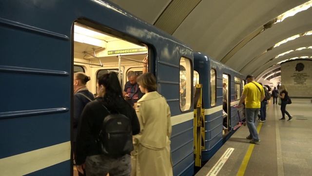 Электропоезд 81-717/714.5 номерной на станции Удельная смотреть онлайн