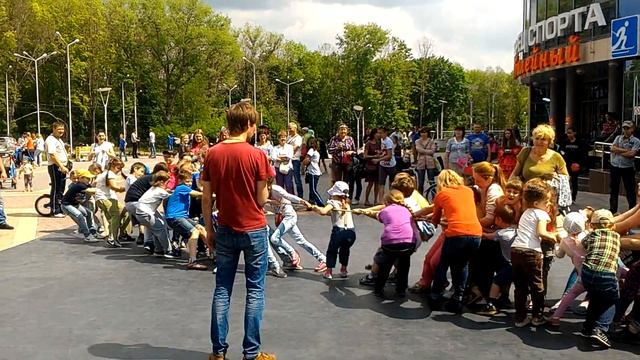 Перетягивание каната на празднике "Ура, каникулы!" смотреть онлайн